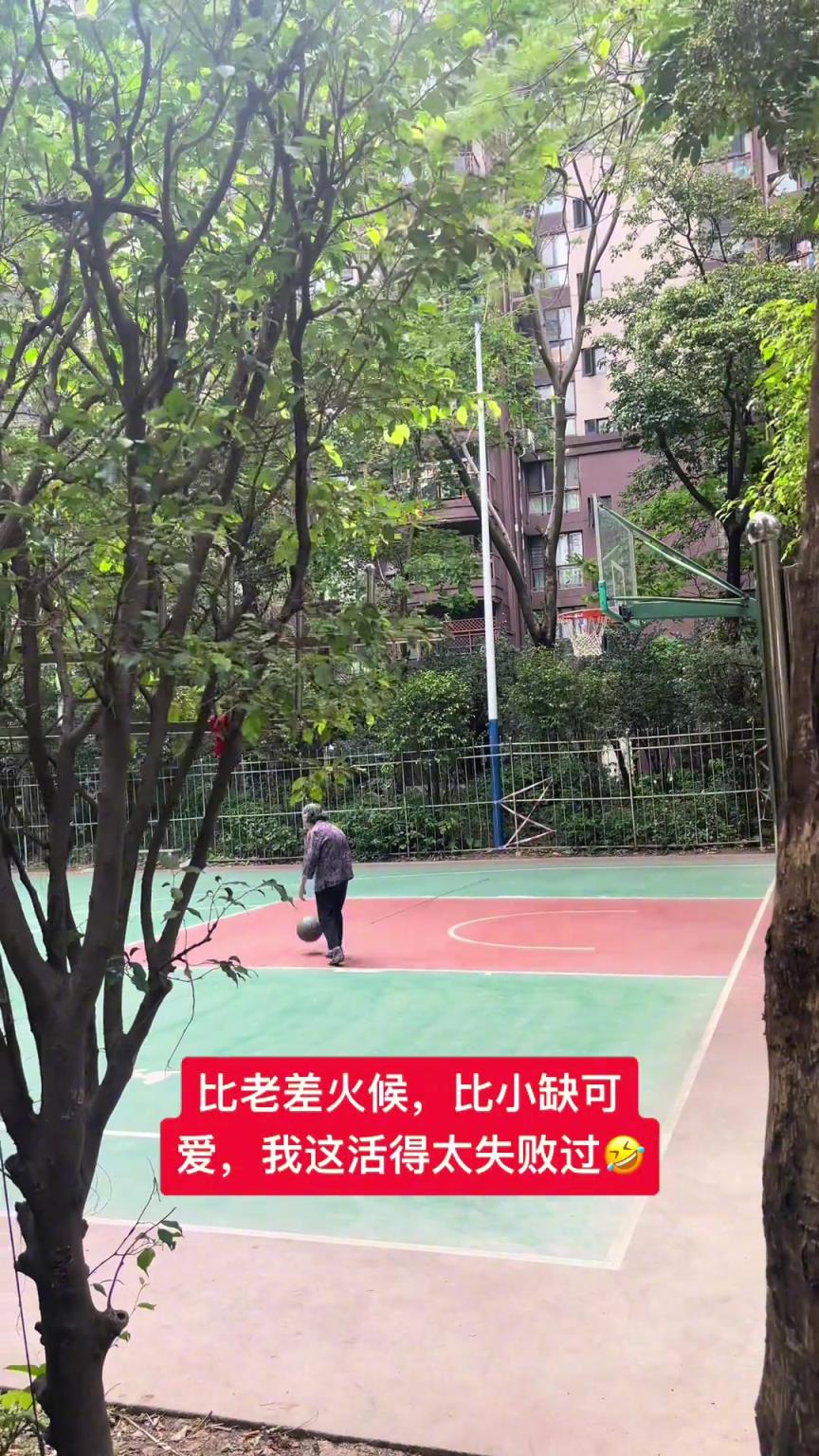 這阿婆單手一投一個準(zhǔn)，姜還是老的辣