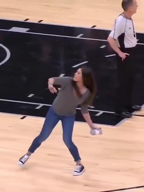 不愧是美國女籃主力，普拉姆的力量太嚇人了