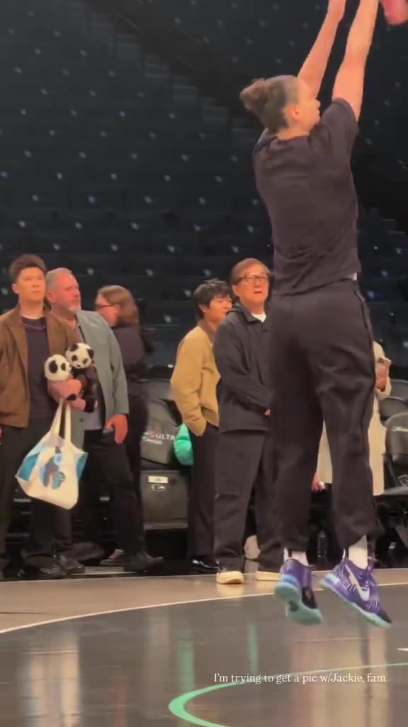71歲成龍現(xiàn)身巴克萊中心看女籃比賽：她們投籃怎么那么準(zhǔn)?。?！