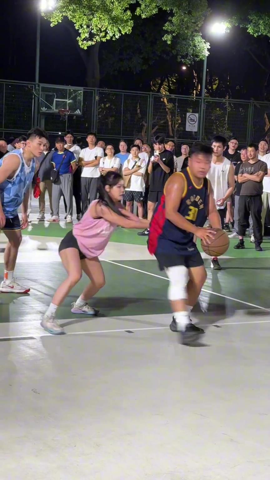 這哥們看見(jiàn)防自己的是女生，一個(gè)勁背打，球也不傳了